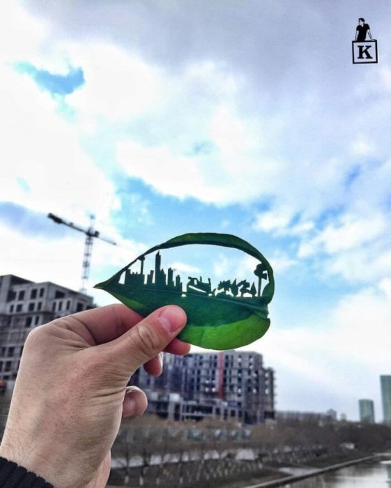 Fotografía de un dibujo que está realizado en una hoja de árbol cortada con una navaja