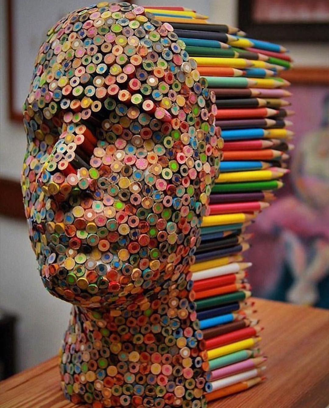 Mira Esta Escultura De Un Rostro Hecho De L pices De Colores
