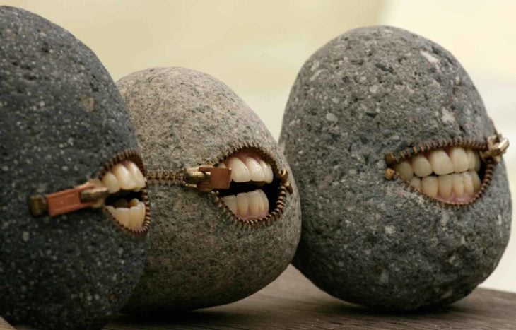 Piedras con dientes que parecen de un humano real