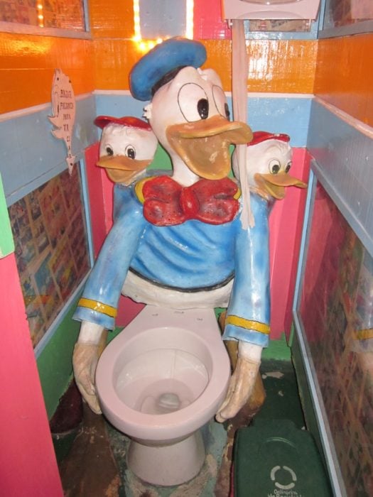 Tasa de baño abrazada por el pato donald