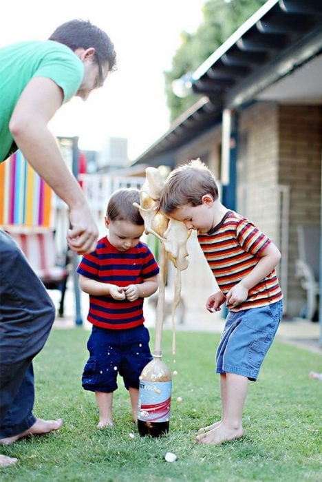 Foto niño le explota botella de refresco en la cara