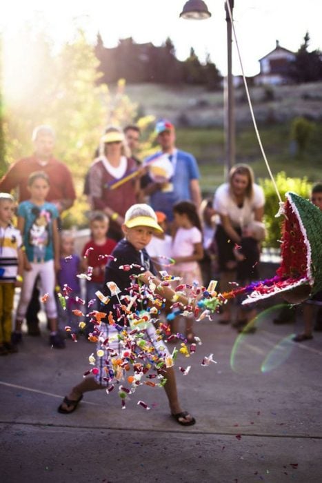 Momento en el que parten la piñata