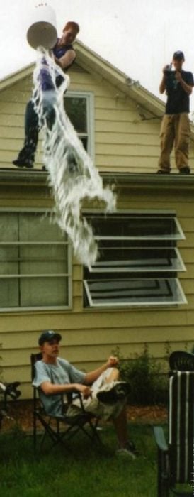 Justo antes de que le caiga un balde de agua