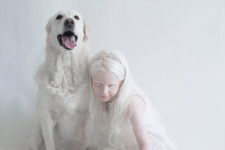 Niña albina con perrito blanco