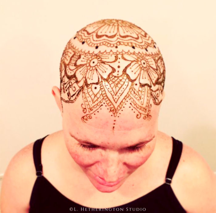 mujer con tatuaje de henna en la cabeza 