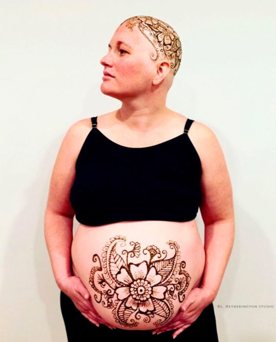 Mujer con tatuaje de henna en el vientre