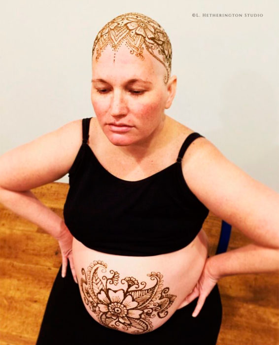 Mujer con el vientre tatuado de henna
