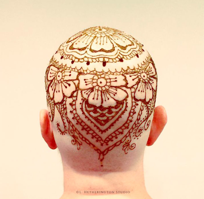 Mujer con tatuaje en la cabeza
