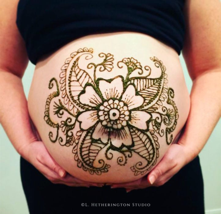 Tatuaje de henna en el vientre de una mujer embarazada