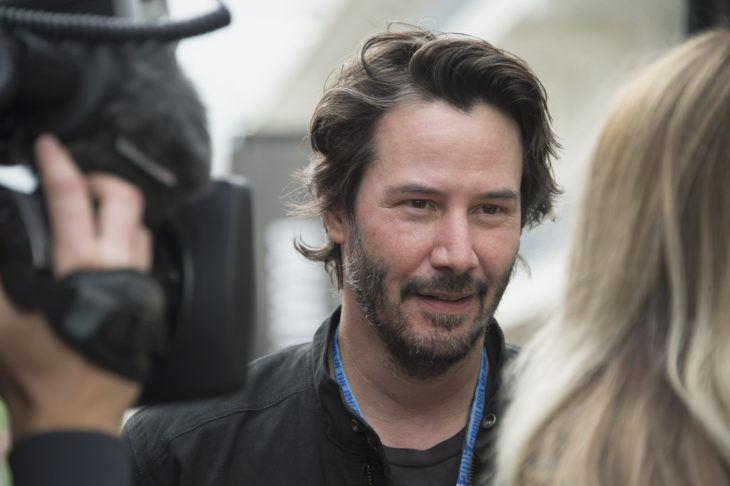 Keanu Reeves dando una entrevista