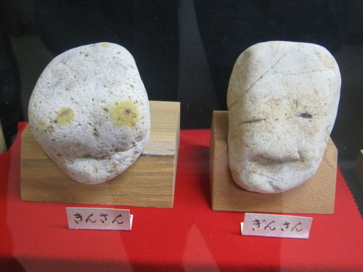 Dos piedras blancas que parecen tener rostro 