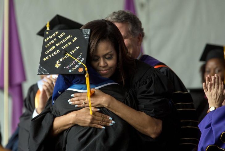 Michelle abrazando a estudiante