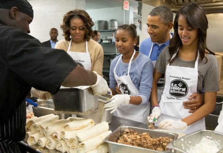 Michelle Obama y familia sirviendo comida