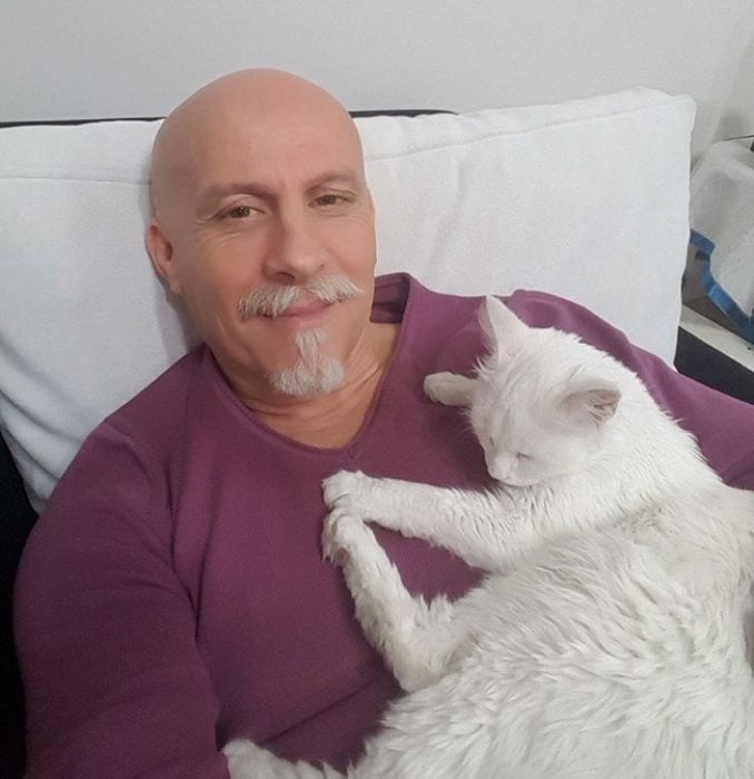 Un hombre y la gatita que adoptó