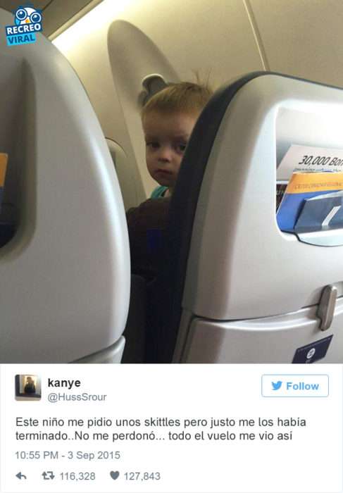 Tuit niño viendo feo a otra persona en el avión