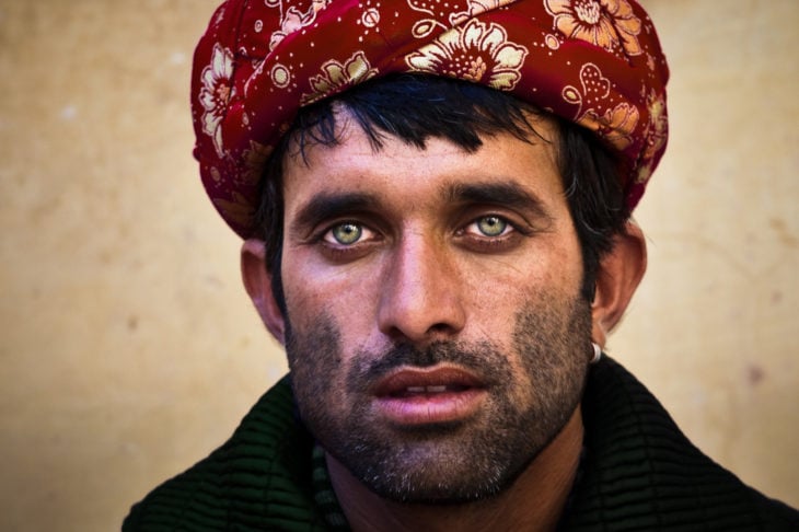 Hombre con ojos verdes