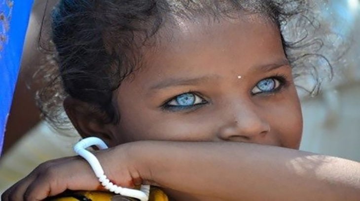 Niña ojos azules