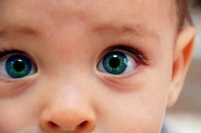Bebé con ojos verdes esmeralda