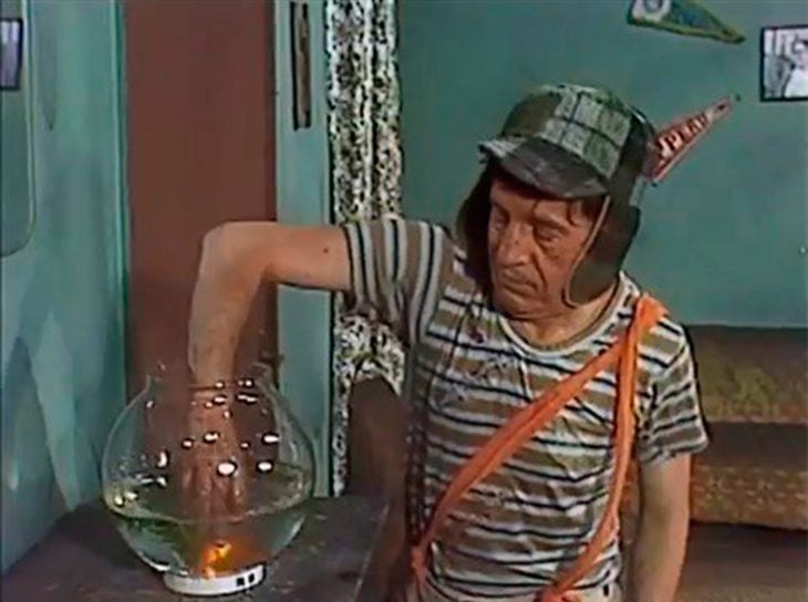 El chavo del 8 comiéndose los peces de Don Ramón 