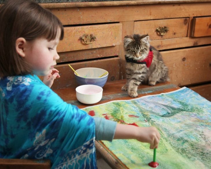 Iris y su gatita pintando juntas 