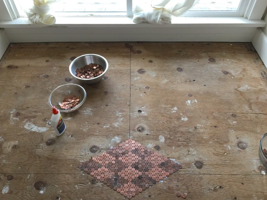 Utilizó monedas de centavo y pegamento para decorar el piso