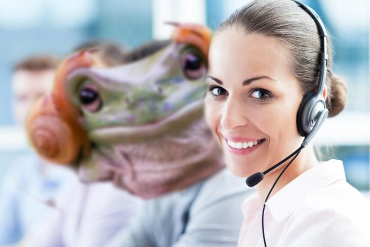 Batalla PS - Rana trabajando en call center