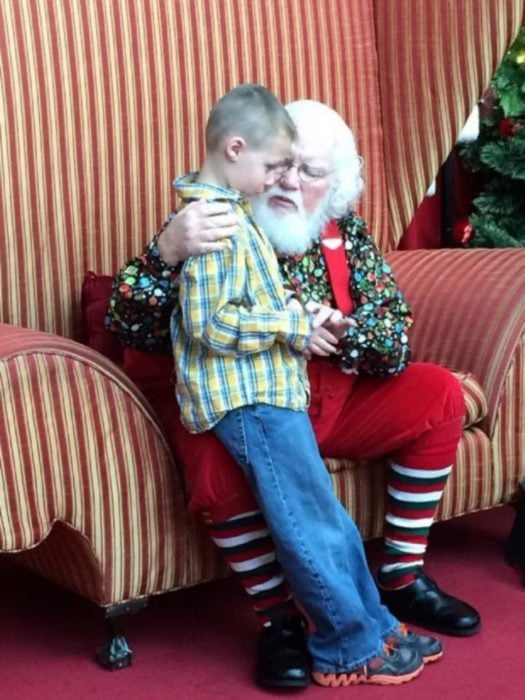 Santa Claus platicando con un niño autista 