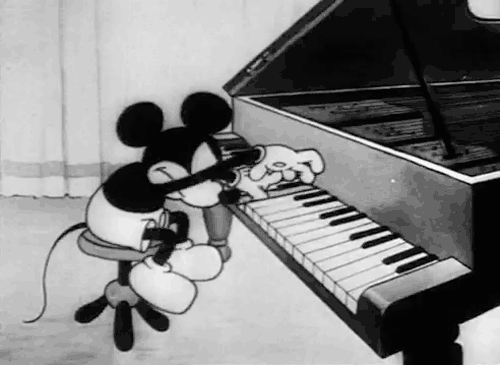 Gif Mickey tocando piano