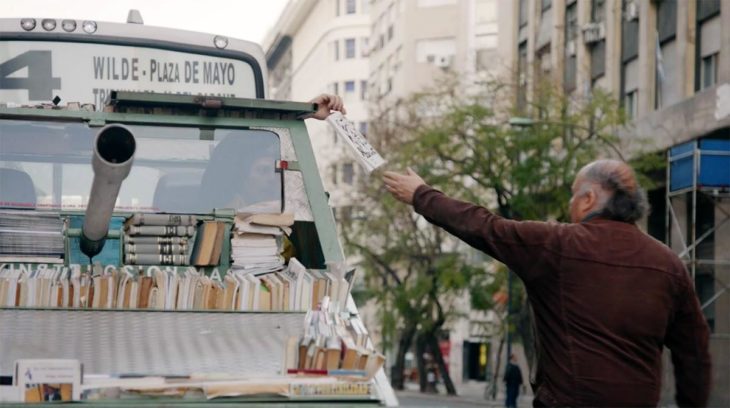 Hombre regala libros en las calles de Argentina