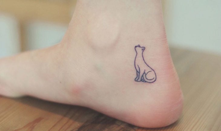 Tatuaje minimalista de gato en el pie