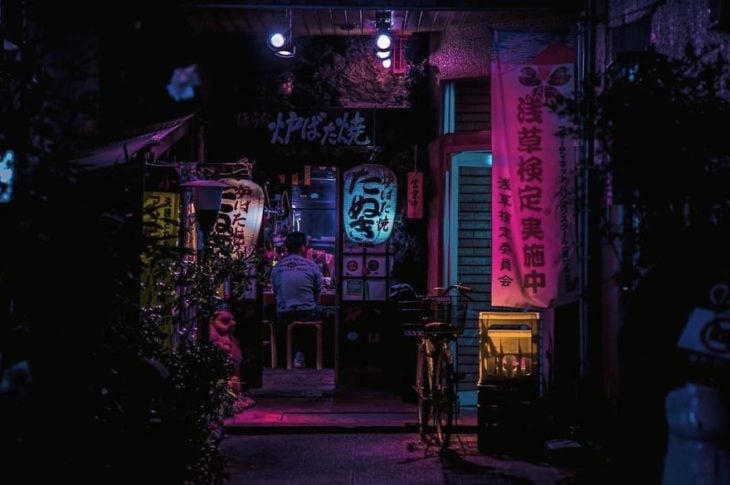 Asakusa durante una noche de lluvia 