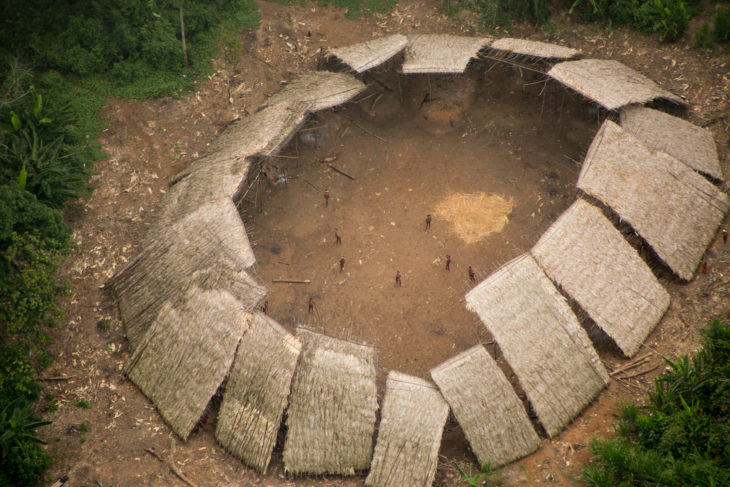 Tribu en medio de la selva amazonica