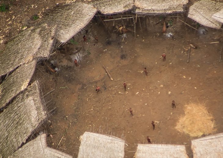 Foto aérea de estructura en el Amazonas donde vive una tribu no alcanzada