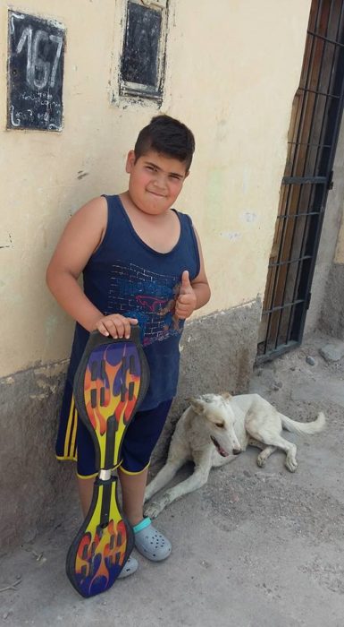 Niño patineta y perro