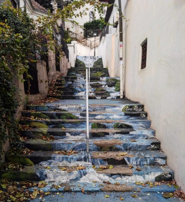 escaleras con río pintado en bucarest