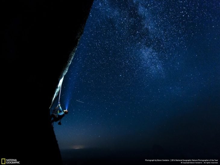 hombre escalando montaña 