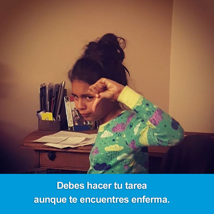 niña haciendo pulgar hacia abajo