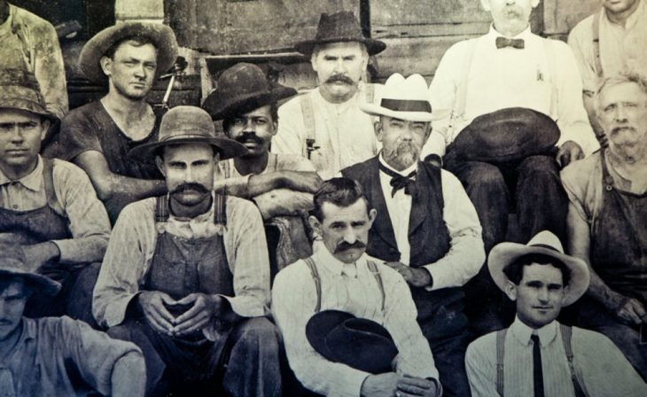 jack daniel, el destilador de whisky junto a un grupo de personas