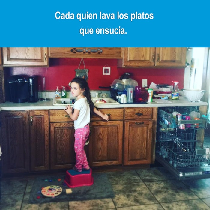 niña lavando los platos