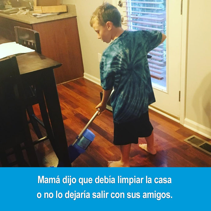 niño limpiando con una aspiradora