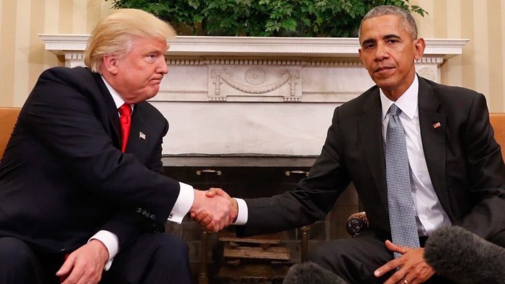 obama y trump dándose la mano 