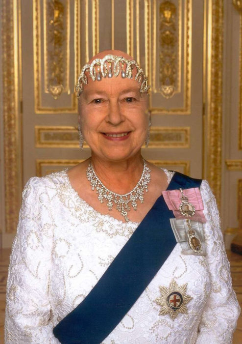 La reina Isabel II calva