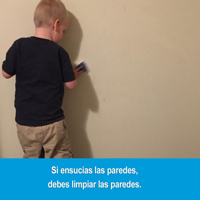 niño limpiando la pared