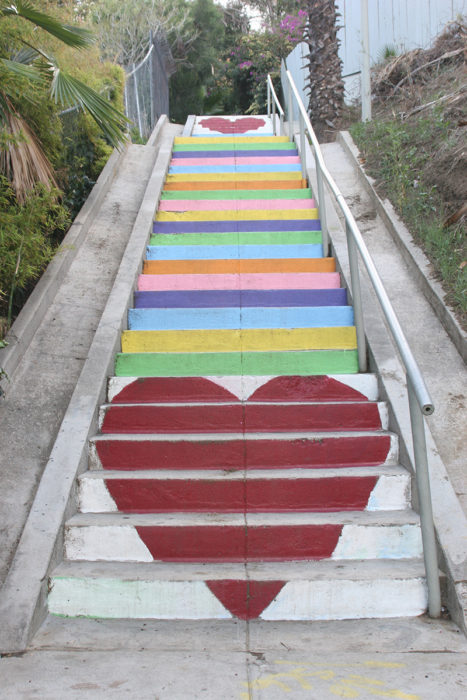 escalera decorada con corazones