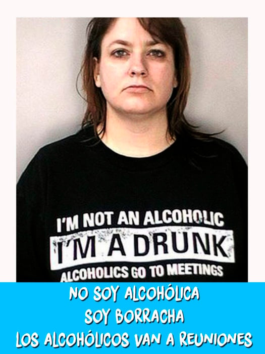 mujer con una camiseta que dice que no es alcohólica, solo borracha