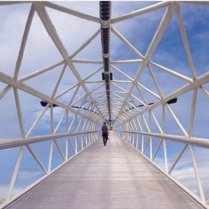 puente geométrico por el que se puede ver el cielo