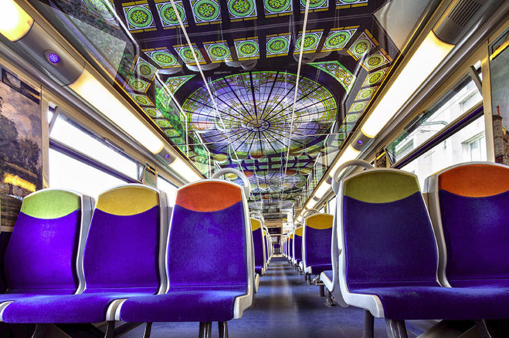 interior de tren decorado como un museo