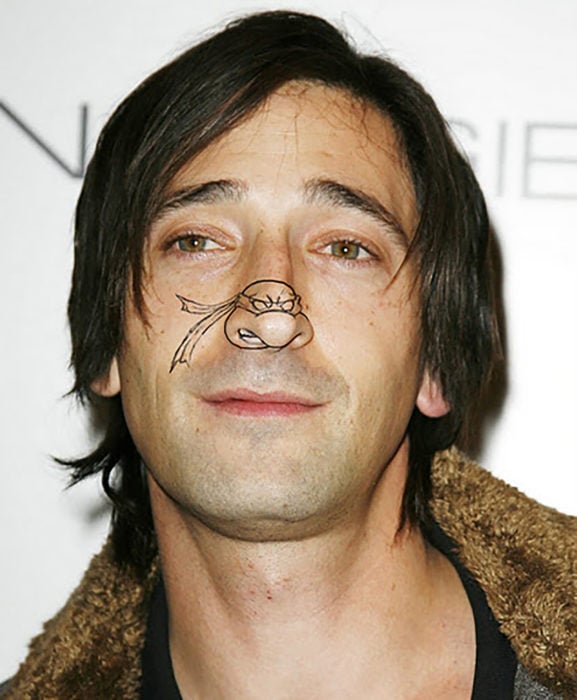 Adrien Brody con tortuga ninja dibujada en su nariz 