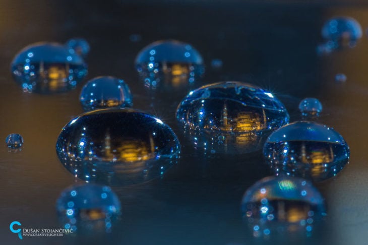 mezquita azul tomada en gotas de agua