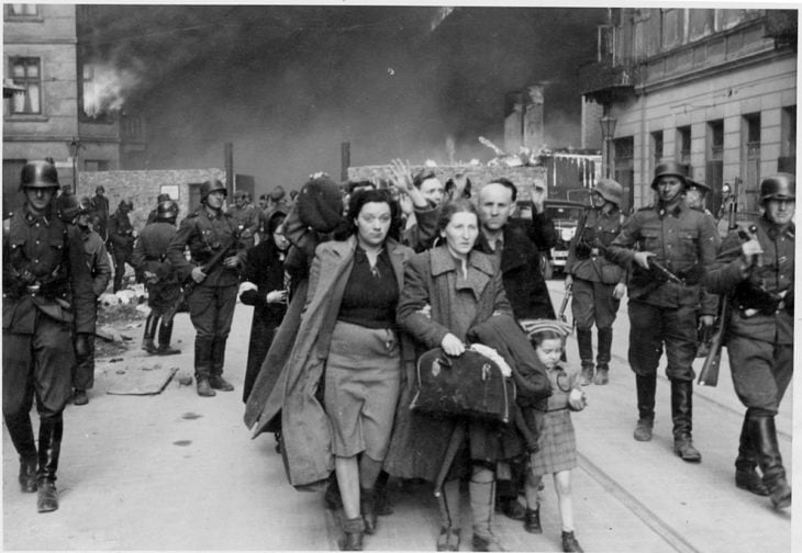 mujeres huyendo de gueto nazi